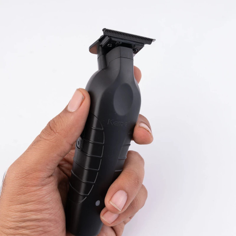 لوازم جانبی ماشین اصلاح کیمی KM-2299 شامل برس و روغن